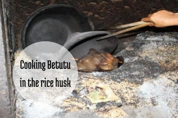 Cooking Betutu in the rice husk